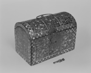 蒔絵螺鈿草花文小櫃