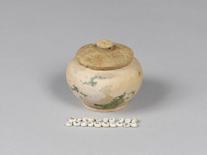 三彩小壺（筑前早良郡出土）　附　ガラス小玉　二十点（破片含む）