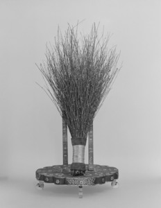 子日目利箒　附　粉地彩絵倚几（正倉院宝物模造）_3