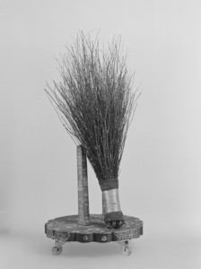 子日目利箒　附　粉地彩絵倚几（正倉院宝物模造）_4