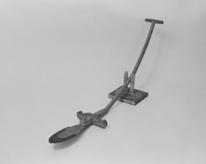 子日手辛鋤　附　粉地彩絵倚几（正倉院宝物模造）_4