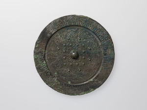 流雲文縁方格規矩鏡（奈良県天神山古墳出土）