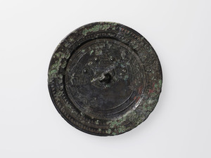 波文縁方格規矩鏡（奈良県天神山古墳出土）