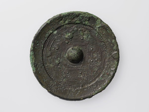 流雲文縁方格規矩鏡（奈良県天神山古墳出土）